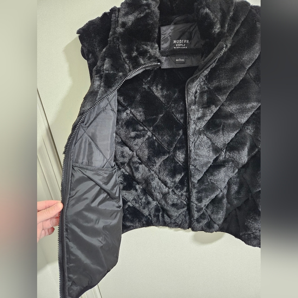 NWT Modern Supply By Sanctuary Faux Fur Vest - Picture 3 of 4
